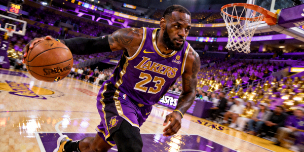 NBA常规赛洛杉矶湖人队勒布朗·詹姆斯持球进攻