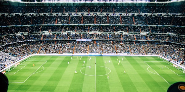 西甲联赛巴塞罗那与皇家马德里国家德比激烈拼抢